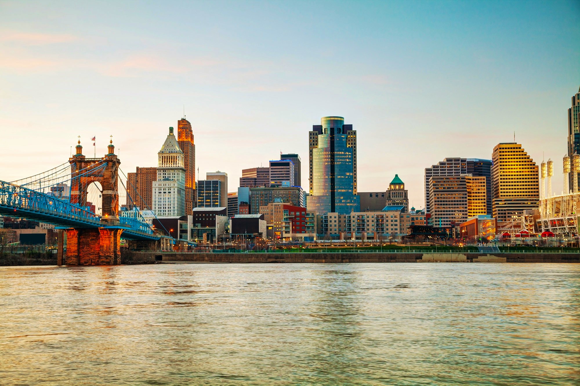 Dawn over downtown Cincinnati © photo.ua / Shutterstock