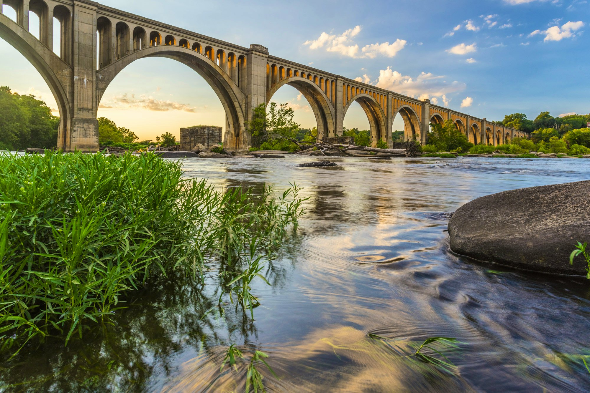 Cyclists, strollers and adrenaline-junkies alike are all drawn to Richmond’s James Rivers © Xavier Ascanio / Shutterstock